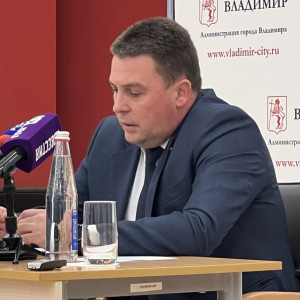 Мэр Владимира отругал коммунальщиков за плохую уборку снега