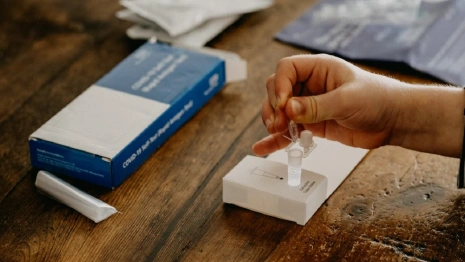 В Коврове отстраненная за отказ привиться сотрудница завода пожаловалась депутату Госдумы 