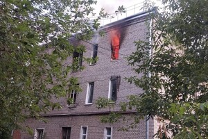 При пожаре в трехэтажном доме в Александрове погиб человек