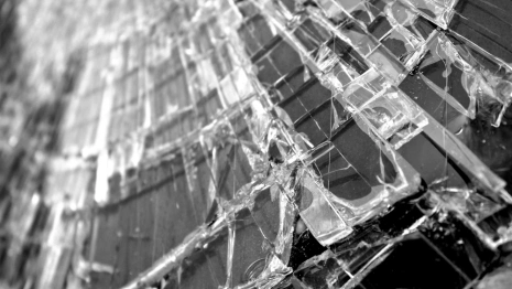 Во Владимире мальчик с крыши сбросил доски на машину