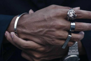 В Коврове мужчина вызвал спасателей из-за застрявших на пальце перстнях