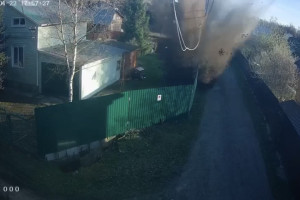 Появилось видео прилета снаряда из воинской части под Киржачом в частный двор
