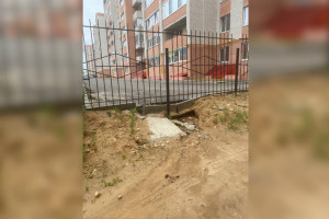 В Александрове у нового дома провалился асфальт 