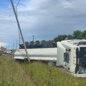 На М-7 в Лакинске перевернулся бензовоз