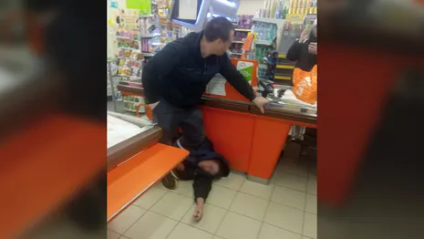 Владимирцы сообщили об избиении вора на глазах у ребенка в магазине
