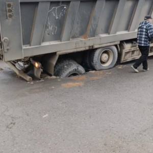 В Александрове КамАЗ провалился под землю