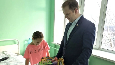 Депутат Госдумы раздал подарки юным пациентам ОДКБ Владимира