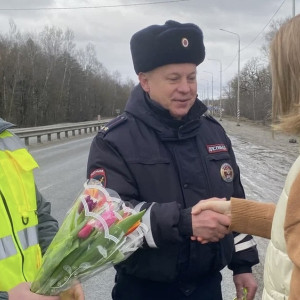Сотрудники ДПС во Владимире останавливали девушек за рулем и дарили им цветы