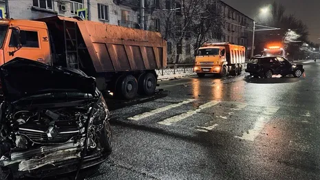 Во Владимире 2 иномарки отлетели в КамАЗ после столкновения на Усти-на-Лабе