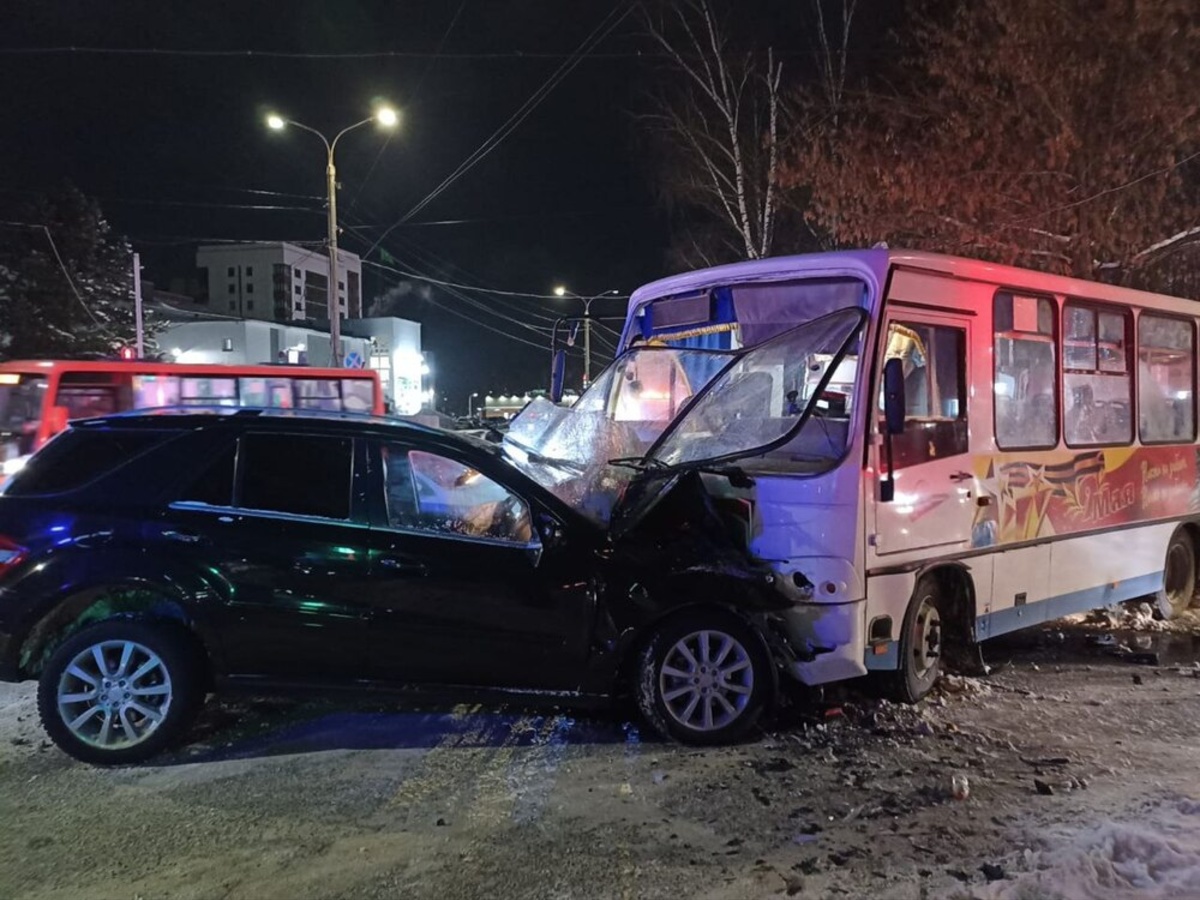 В Коврове автобус столкнулся с Mercedes: есть пострадавшие - День во  Владимире