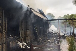 Под Александровом огонь уничтожил частный щитовой дом 