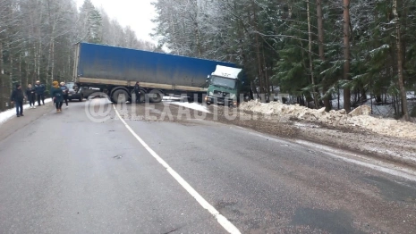 На трассе под Александровом фура вылетела в кювет
