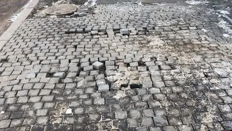 В Суздале развалился прошлогодний тротуар в центре города