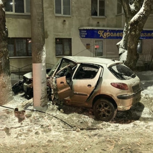 Во Владимире пьяная автомобилистка на Peugeot влетела в бетонный столб