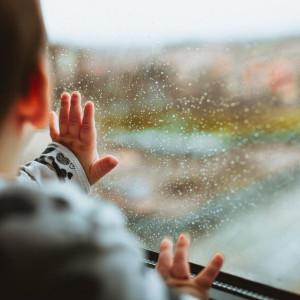 В Коврове 3-летний малыш едва не выпал из окна