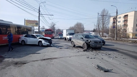 Во Владимире иномарка после ДТП откатилась в автобус