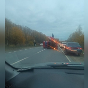 На трассе под Владимиром перевернулся красный фургон
