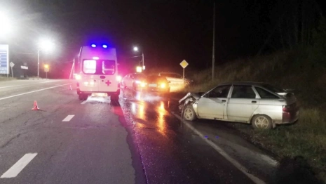 Под Александровом столкнулись две легковушки: водители пострадали