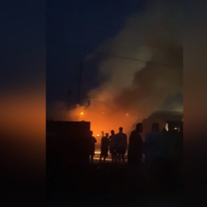 Во Владимирской области очевидцы сняли на видео крупный пожар на мебельной фабрике