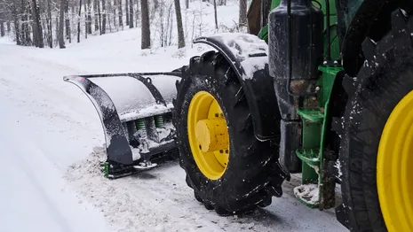 Жители заваленного снегом владимирского села наняли трактор ради покойника