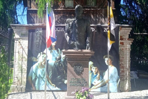 Во Владимире памятник Николаю Второму спрятали за забором