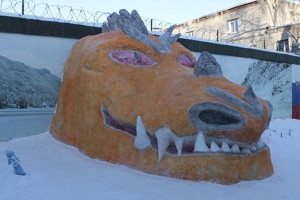 Во Владимирской области осужденные вылепили из снега драконов и медведей
