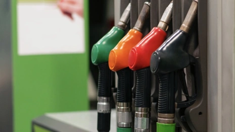 В Коврове Lexus въехал в бензоколонку после столкновения с Hyundai