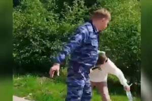 Появилось новое видео со скандальным охранником во владимирском парке «Добросельский»
