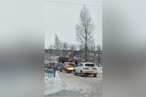 Во Владимире пассажиры вытолкали застрявший на горке автобус