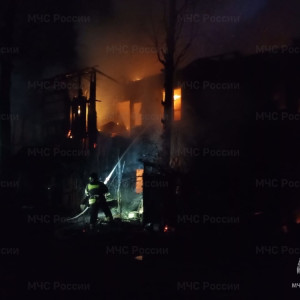 В Гусь-Хрустальном 14 человек спаслись из охваченного огнем деревянного дома