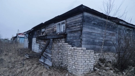 В деревне под Меленками семью оставили жить в сгоревшем 6 лет назад доме