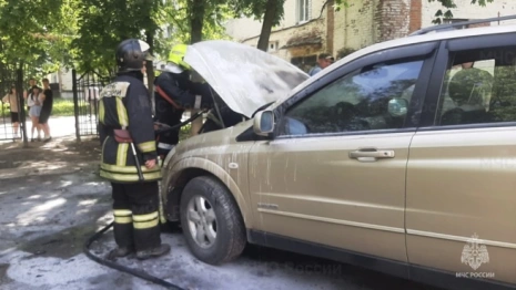 Во Владимире около студенческого общежития загорелась легковушка