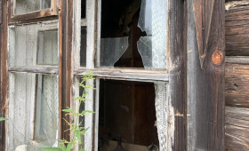 В Кольчугино людей оставили жить в 100-летнем разрушающемся доме