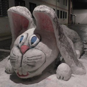 Во Владимирской области осужденные вылепили из снега кроликов