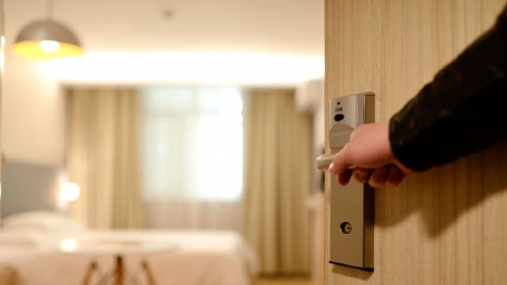 Индийская полиция рассказала об умерших в отеле владимирском депутате и его друге 