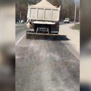 В Коврове самосвал растерял щебень по дороге