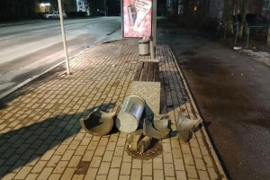 Четверо вандалов разгромили урну на Чайковского во Владимире