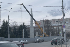 Процесс установки стелы «Город трудовой доблести» во Владимире показали на фото и видео