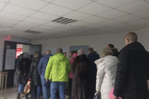 Во владимирском МФЦ очередь за путевками в детские лагеря  растянулась на 2 этажа 