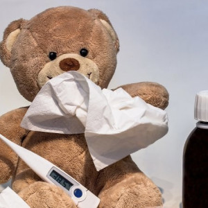 Врач рассказал об опасных методах сбить температуру ребенку