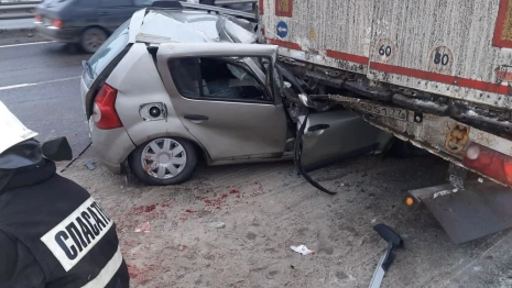 На трассе М-7 пол Петушками иномарка влетела в фуру: погибла пассажирка