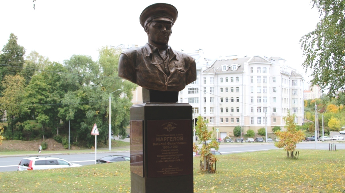 Установили бюст. Бюст генералу Маргелову Михайловск. Памятник Маргелову во Владимире. Бюст героя советского Союза Павлова Павел. Памятник мужчине.