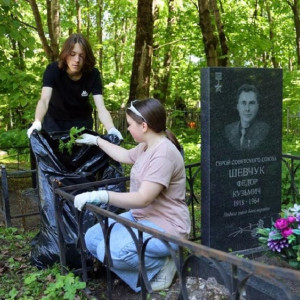 Во Владимире волонтеры убрали могилы на городском некрополе