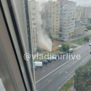 Во Владимире после взрыва трубы из-под земли забил гигантский фонтан