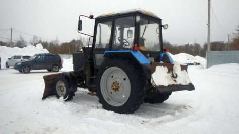 В Лакинске пьяный мужчина угнал снегоуборочный трактор и расчистил дорогу у дома