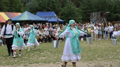 Во Владимире победителю борьбы на Сабантуе подарили живого барана