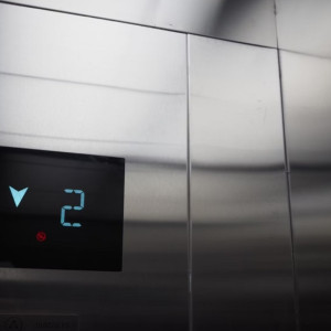 Власти рассказали о проблеме с заменой лифтов во Владимире