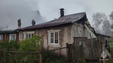 В деревне под Ковровом вспыхнул кирпичный дом