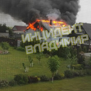 Под Владимиром из-за удара молнии загорелся частный дом