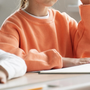 В школе Коврова сломавшую палец второклассницу не отпустили с урока